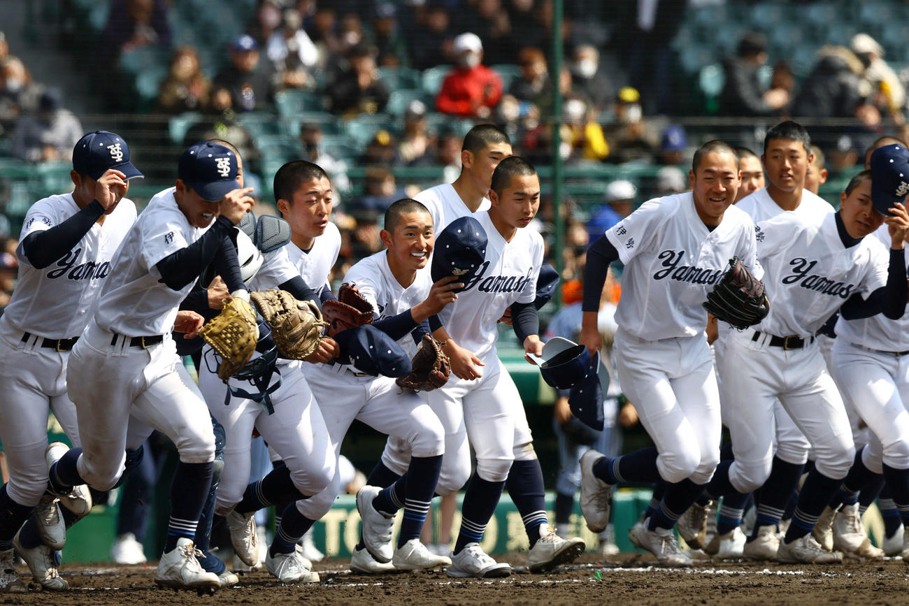 宇治山田商対東海大福岡　東海大福岡に勝利し、応援席に向かって笑顔で駆けだす宇治山田商ナイン（撮影・上山淳一）