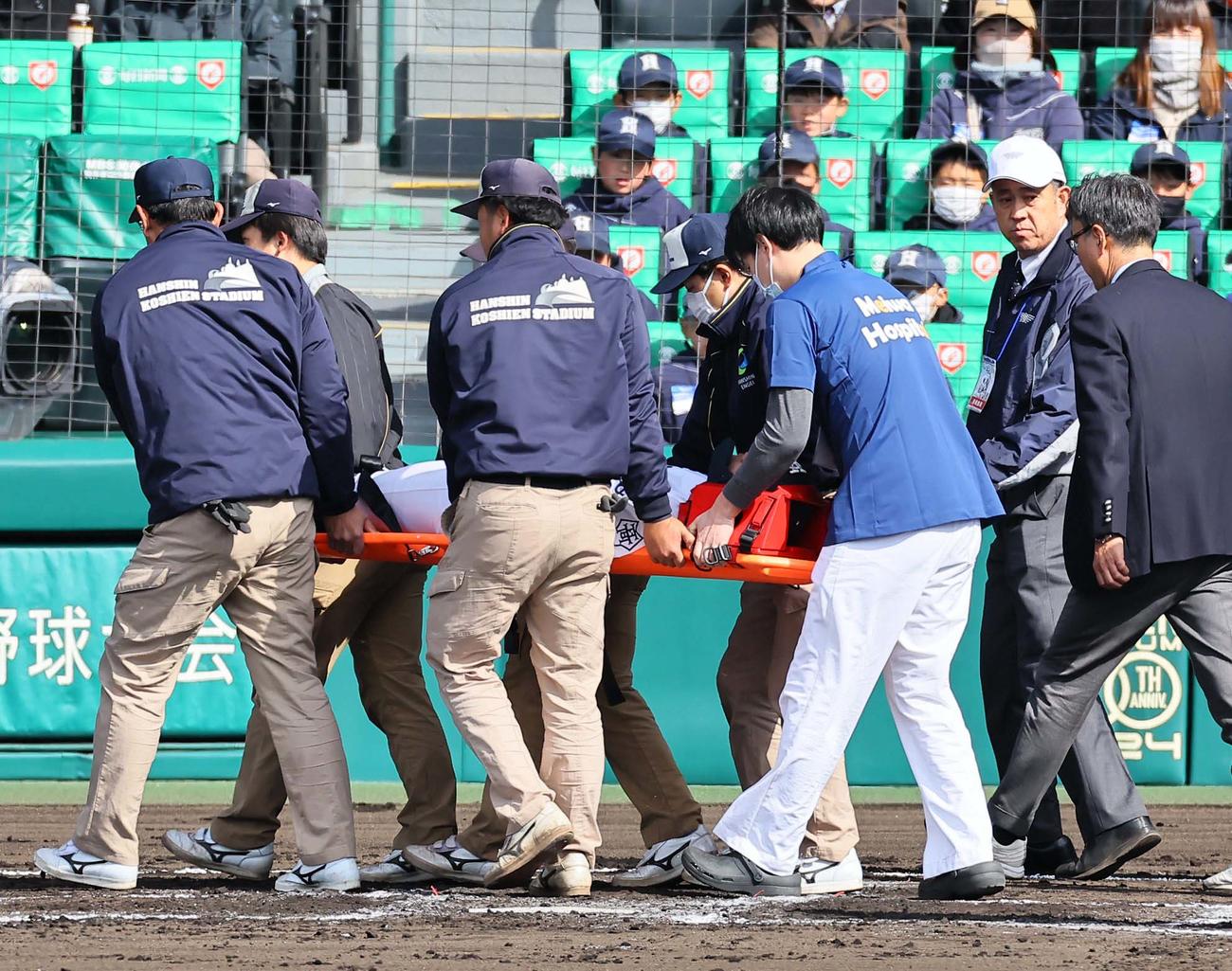 宇治山田商対東海大福岡　3回表宇治山田商2死、宇治山田商・中川は頭部付近に死球を受け担架で運ばれる（撮影・上田博志）