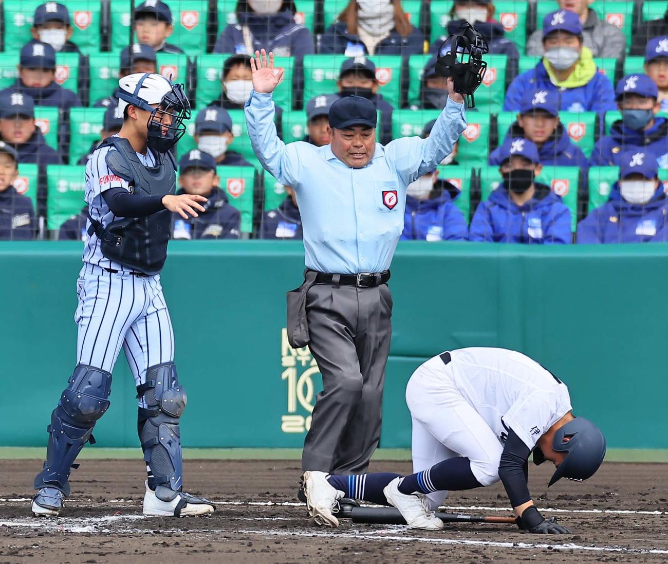 宇治山田商対東海大福岡　3回表宇治山田商2死、宇治山田商・中川は頭部付近に死球を受ける（撮影・上田博志）