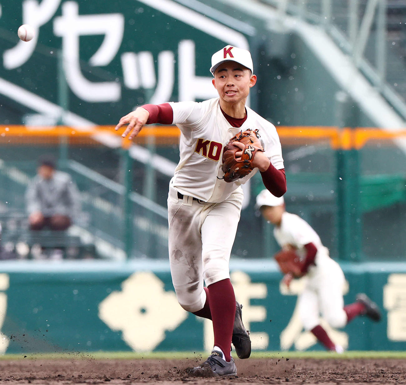 広陵対高知　3回表広陵1死二塁、遊撃手箕浦は草島を遊ゴロに仕留める（撮影・上山淳一）
