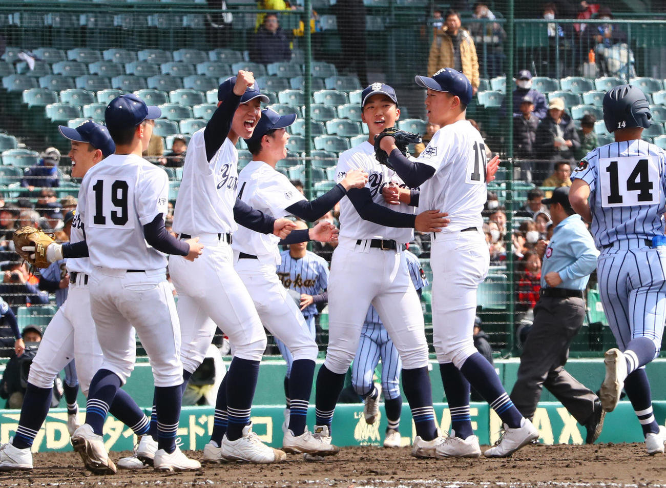 宇治山田商対東海大福岡　東海大福岡に勝利し喜ぶ宇治山田商ナイン（撮影・上山淳一）