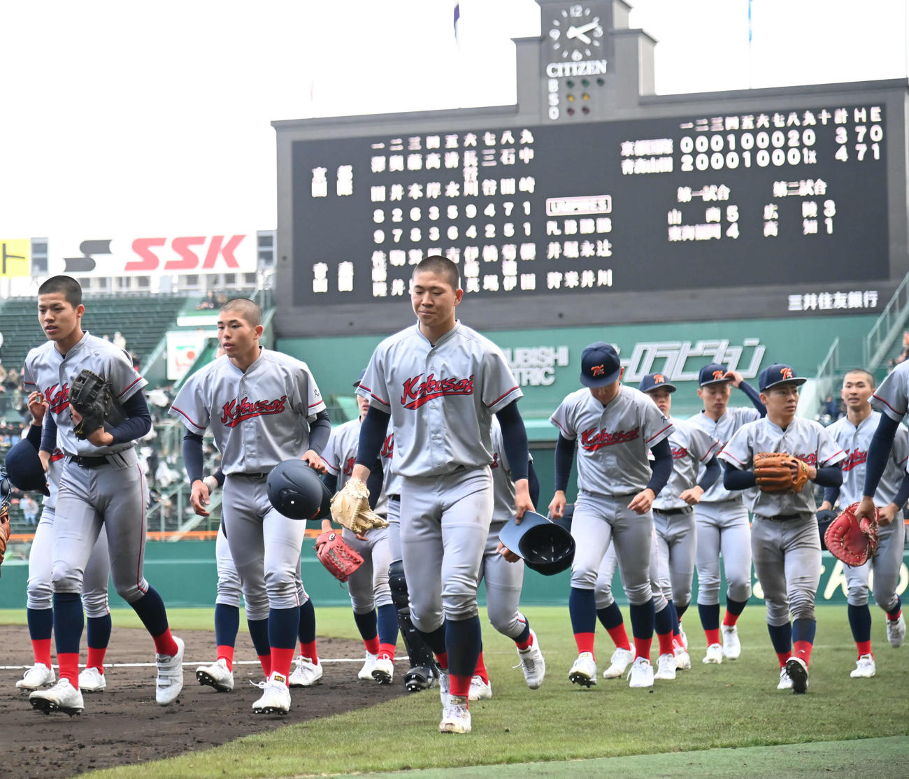 京都国際対青森山田　青森山田に敗れ肩を落とひ引き揚げる京都国際ナイン（撮影・石井愛子）