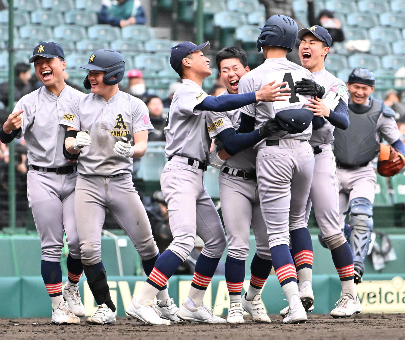 京都国際対青森山田　9回裏青森山田1死三塁、サヨナラ適時打を放った伊藤英司（右から3人目）に抱きつき喜ぶ青森山田ナイン（撮影・石井愛子）