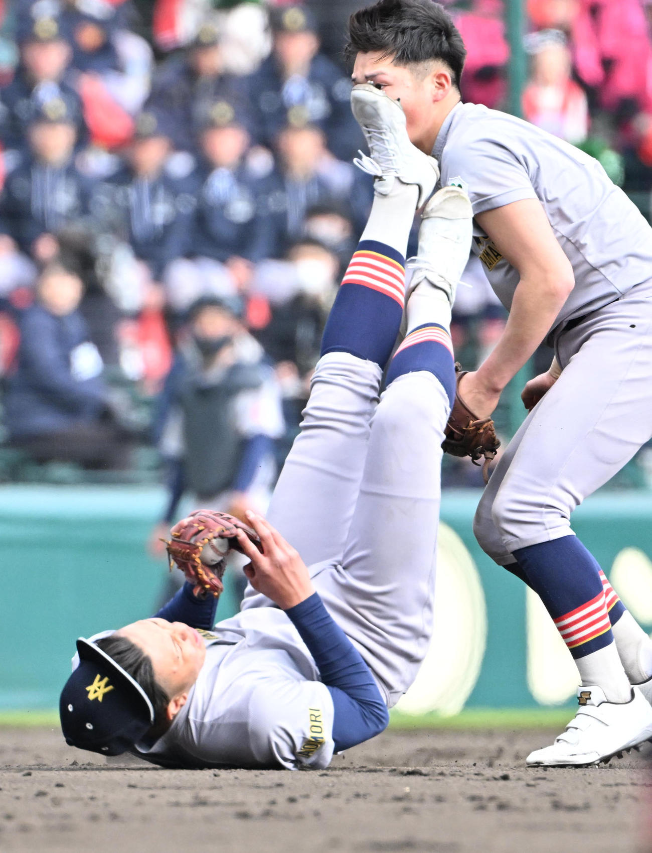 京都国際対青森山田　4回表京都国際1死一、三塁、長谷川颯の遊適時内野安打を捕球し転ぶ吉川勇大（手前）（撮影・石井愛子）