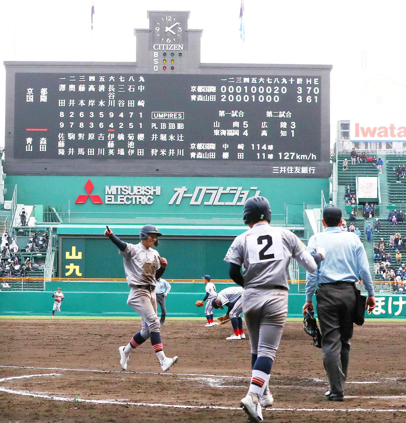 京都国際対青森山田　9回裏青森山田1死三塁、三走吉川（左）は伊藤英の左前適時打でサヨナラ生還する（撮影・上山淳一）