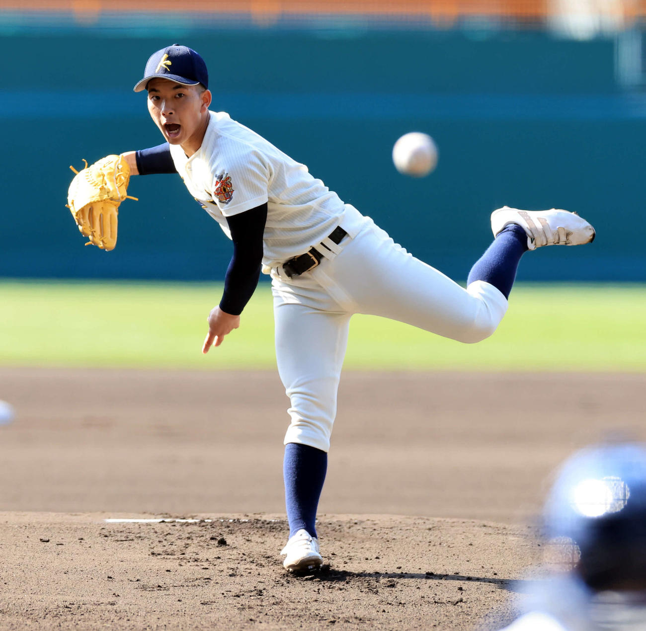 作新学院対神村学園　力投する神村学園・上川床（撮影・浅見桂子）