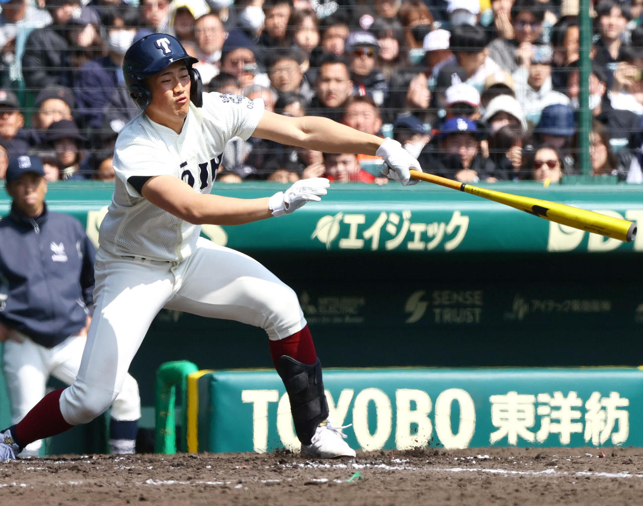 北海対大阪桐蔭　3回裏大阪桐蔭2死満塁、岡江は先制の左前2点適時打を放つ（撮影・上山淳一）