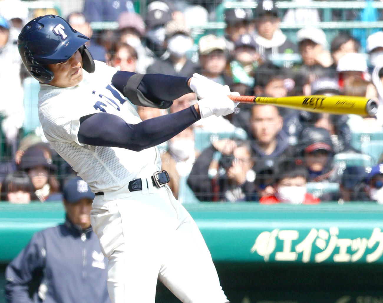 北海対大阪桐蔭　6回裏大阪桐蔭無死一、三塁、ラマルは右飛を放ち犠飛とする（撮影・上山淳一）