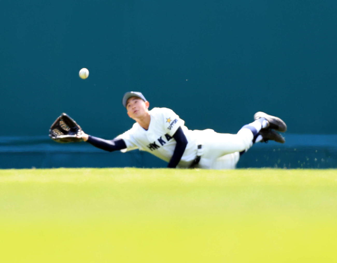 北海対大阪桐蔭　3回裏大阪桐蔭2死満塁、境の打球を好捕する片岡（撮影・浅見桂子）