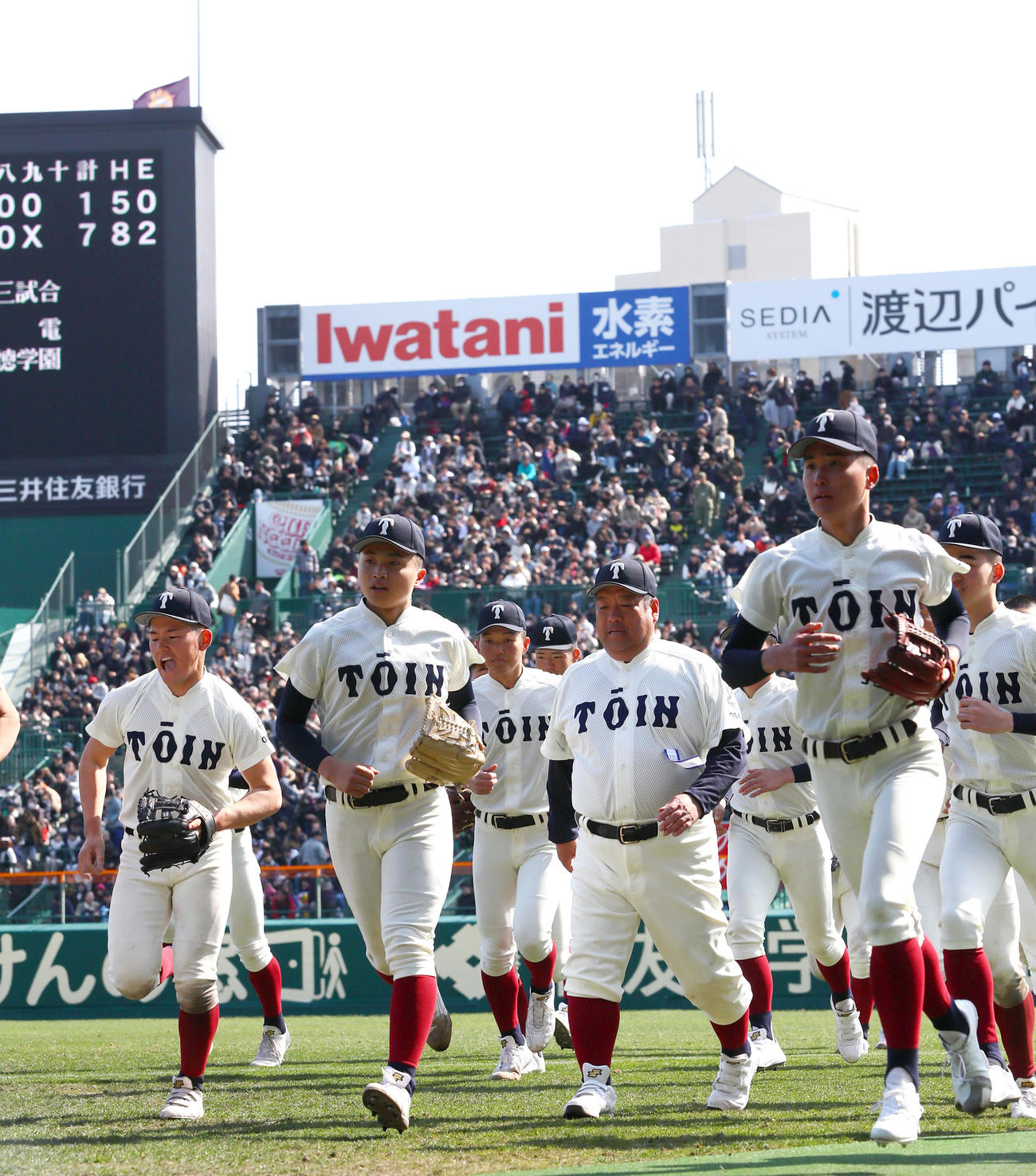 北海対大阪桐蔭　北海に勝利した大阪桐蔭の西谷監督（中央）とナインは応援席へあいさつし引き揚げる（撮影・上山淳一）