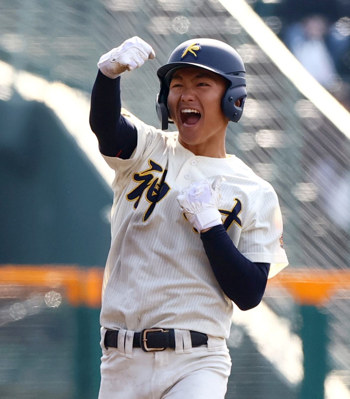 作新学院対神村学園　2回裏神村学園2死一、三塁、増田は先制の左適時二塁打を放ちガッツポーズ（撮影・上山淳一）