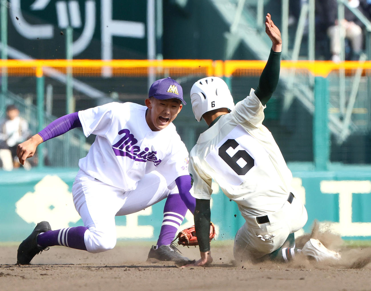 愛工大名電対報徳学園　1回裏報徳学園1死一塁、打者西村の時、一走橋本（右）は二盗を決める、遊撃手・石見（撮影・上山淳一）