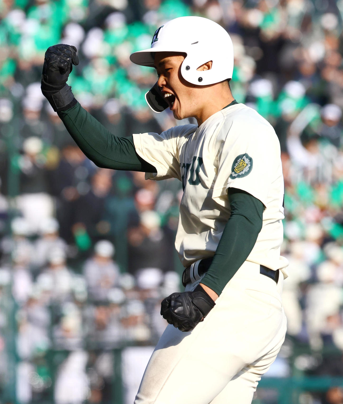 愛工大名電対報徳学園　7回裏報徳学園2死三塁、代打・貞岡は左前適時打を放ち一塁で喜ぶ（撮影・上山淳一）
