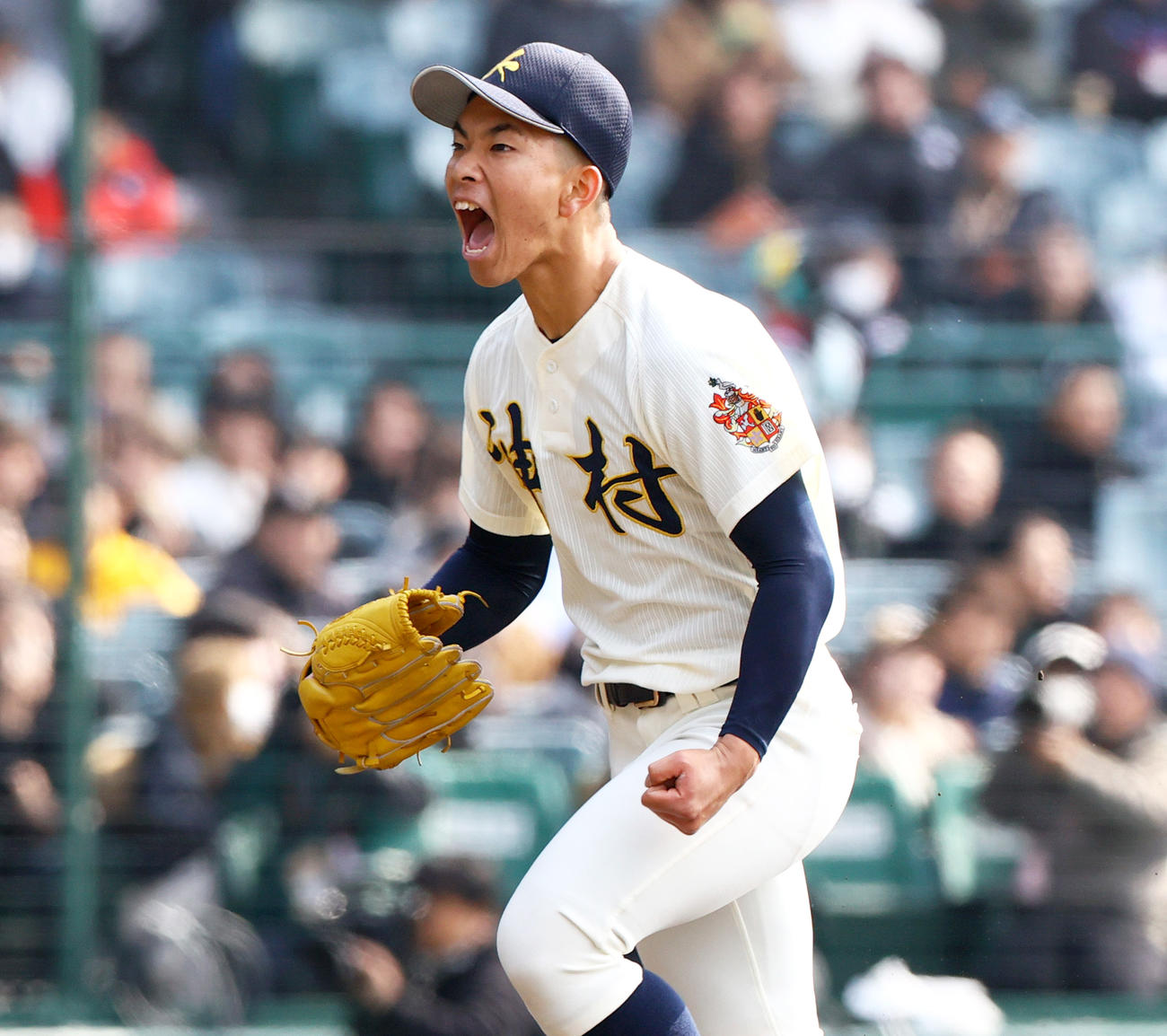 作新学院対神村学園　3回を無失点に終えベンチへ引き揚げる神村学園の投手・上川床（撮影・上山淳一）