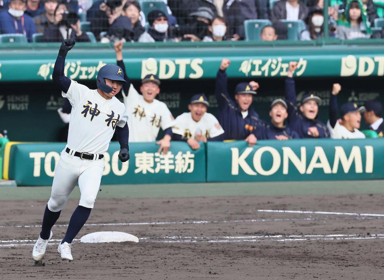 作新学院対神村学園　3回裏神村学園無死、神村学園・正林は大会2号となるソロ本塁打を放つ（撮影・上田博志）