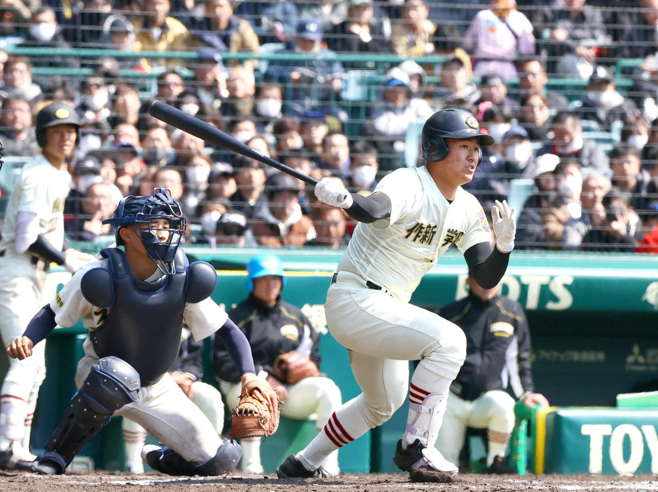 作新学院対神村学園　7回表作新学院一、三塁、広田は一塁適時内野安打を放つ（撮影・上山淳一）