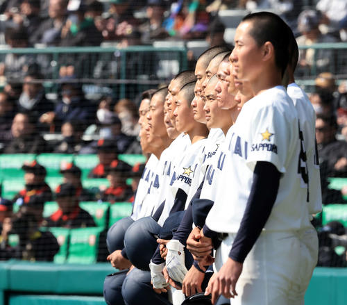 北海対大阪桐蔭 初戦突破ならず、整列して相手校歌斉唱を聴く北海の選手たち(撮影・浅見桂子)