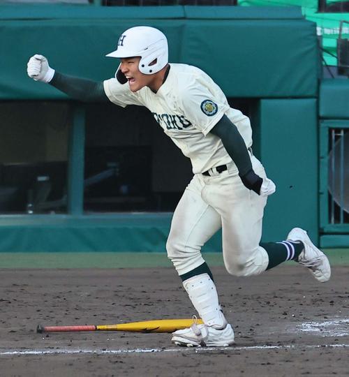 愛工大名電対報徳学園 10回裏報徳学園無死満塁、報徳学園・斎藤は中前にサヨナラ打を放つ(撮影・上田博志)