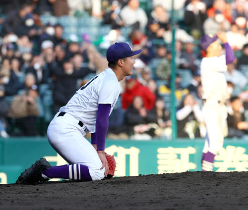 愛工大名電対報徳学園 タイブレーク10回裏報徳学園無死満塁、伊東は斎藤にサヨナラ中前適時打を浴び落胆する(撮影・上山淳一)