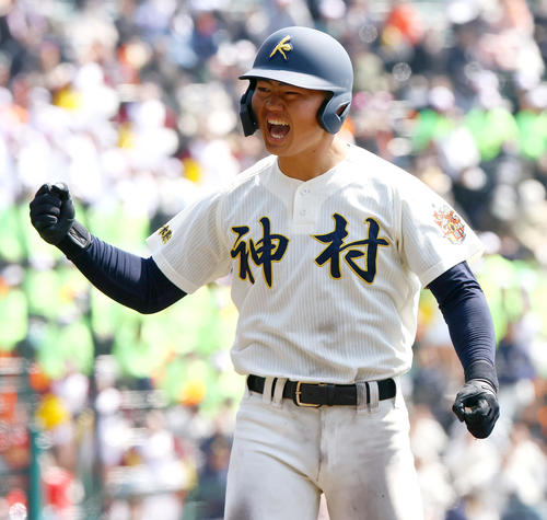 作新学院対神村学園 8回裏神村学園1死一、三塁、正林は右前適時打を放ち歓喜する(撮影・上山淳一)