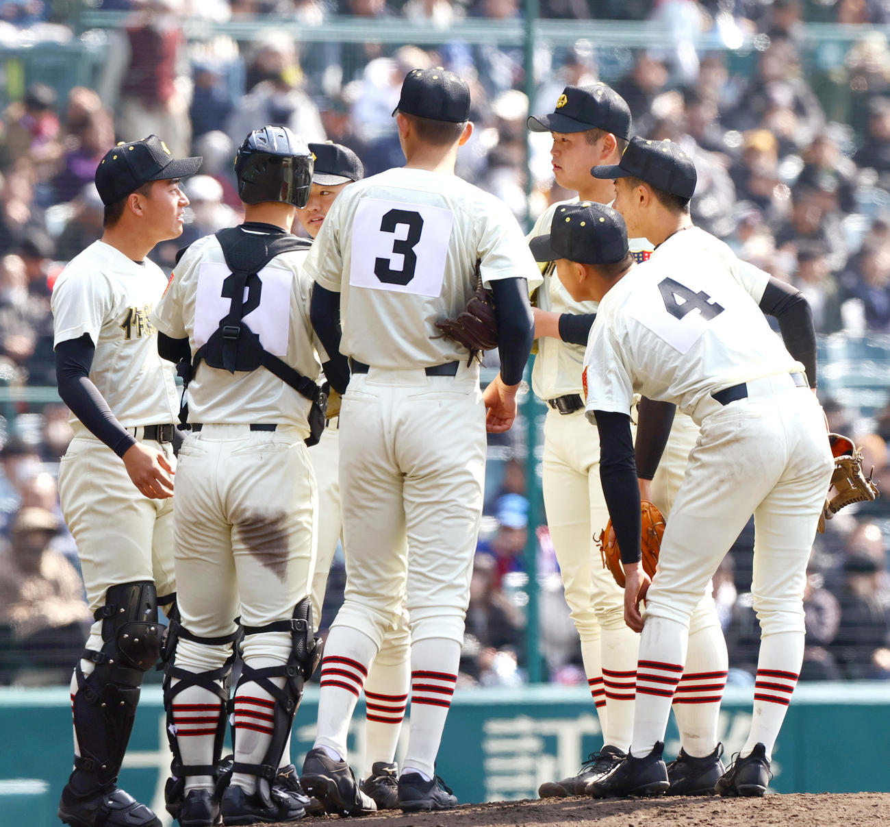 作新学院対神村学園　5回裏神村学園1死一、二塁、マウンドに集まる作新学院内野陣（撮影・上山淳一）