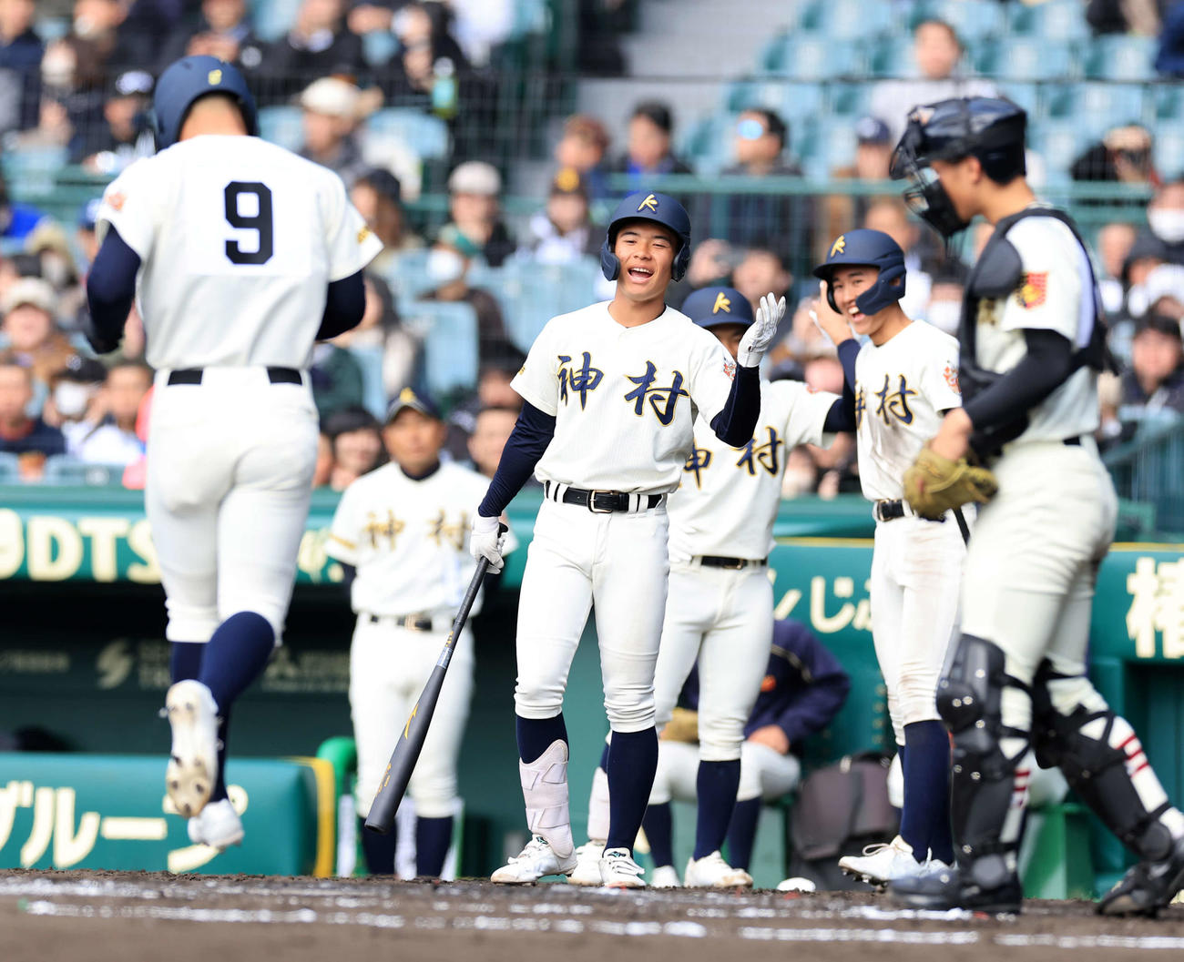 作新学院対神村学園　3回裏神村学園無死、正林（左）が右越え本塁打を放ち笑顔で迎える選手たち（撮影・浅見桂子）