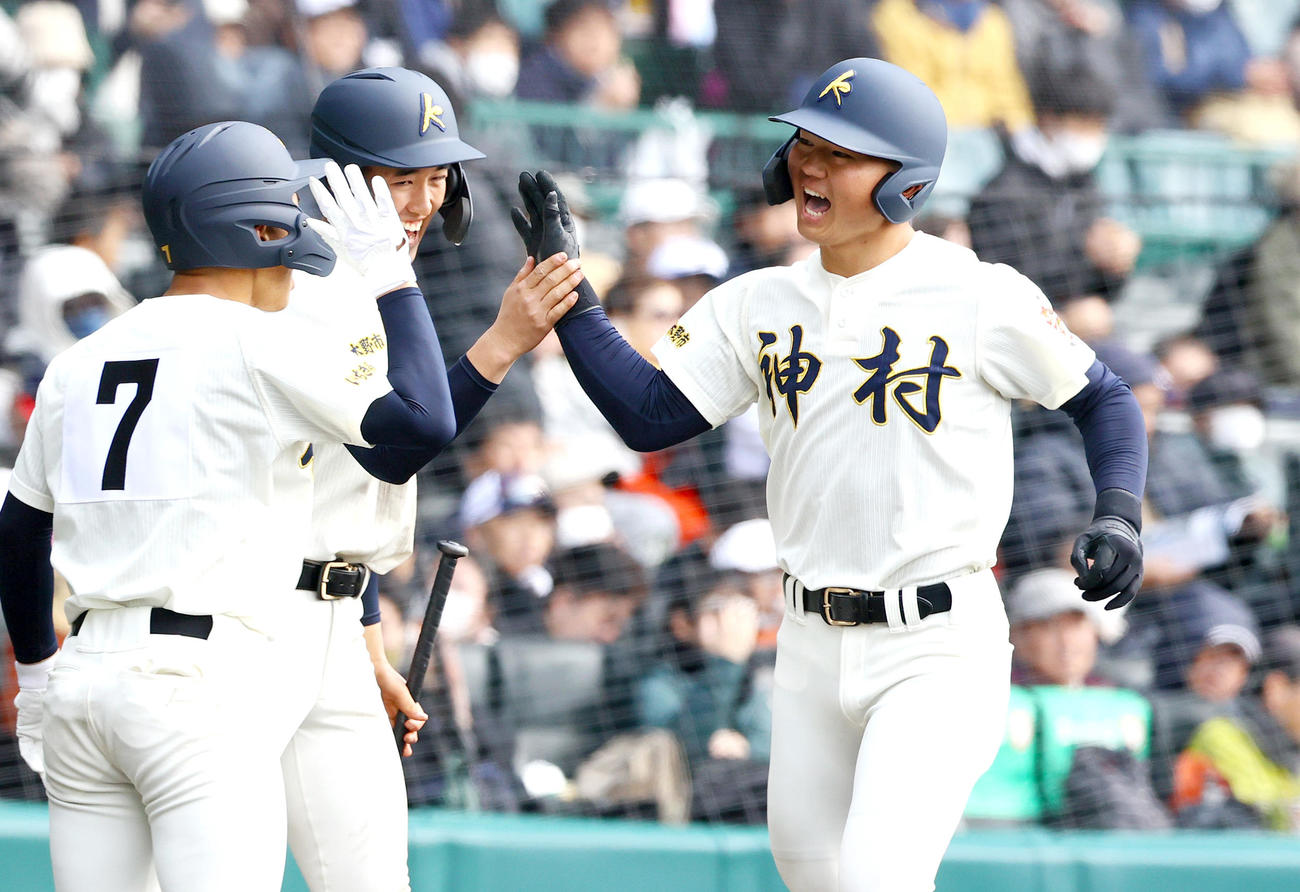 作新学院対神村学園　3回裏神村学園無死、正林（右）は右越え本塁打を放ち仲間と笑顔でタッチをかわす（撮影・上山淳一）
