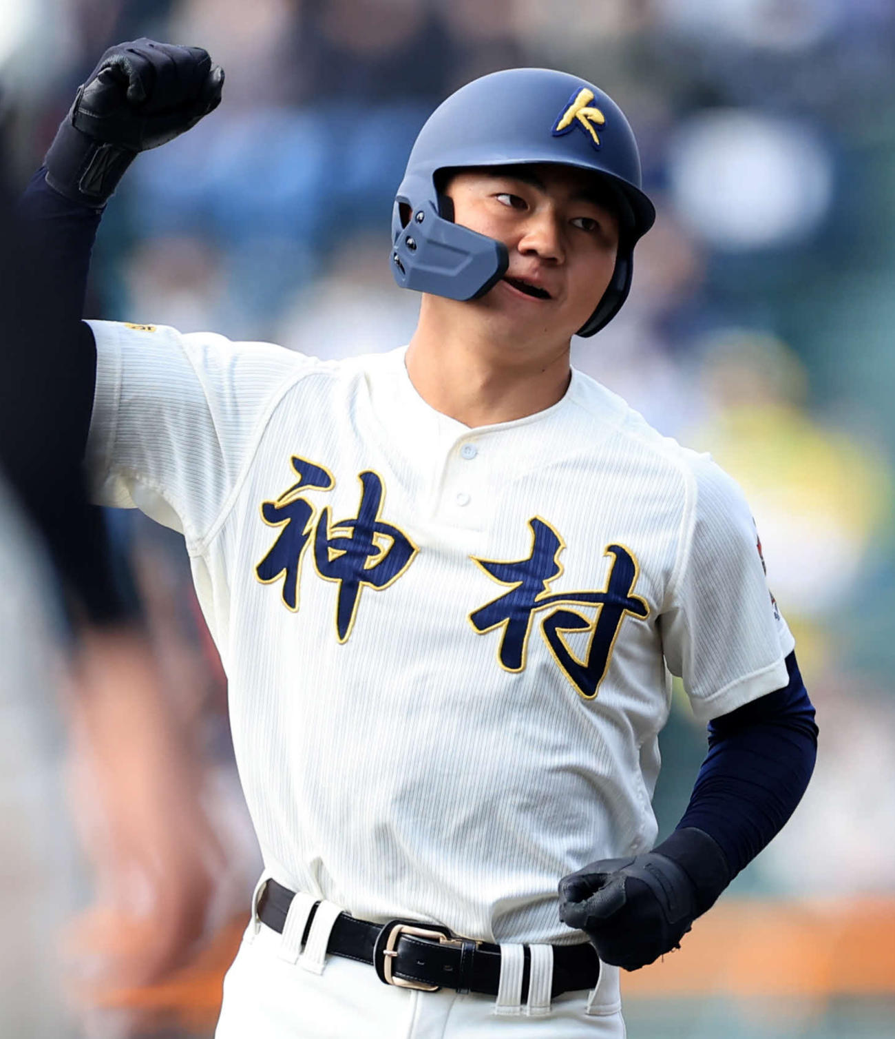 作新学院対神村学園　3回裏神村学園無死、正林は右越え本塁打を放ちガッツポーズで三塁を回る（撮影・浅見桂子）