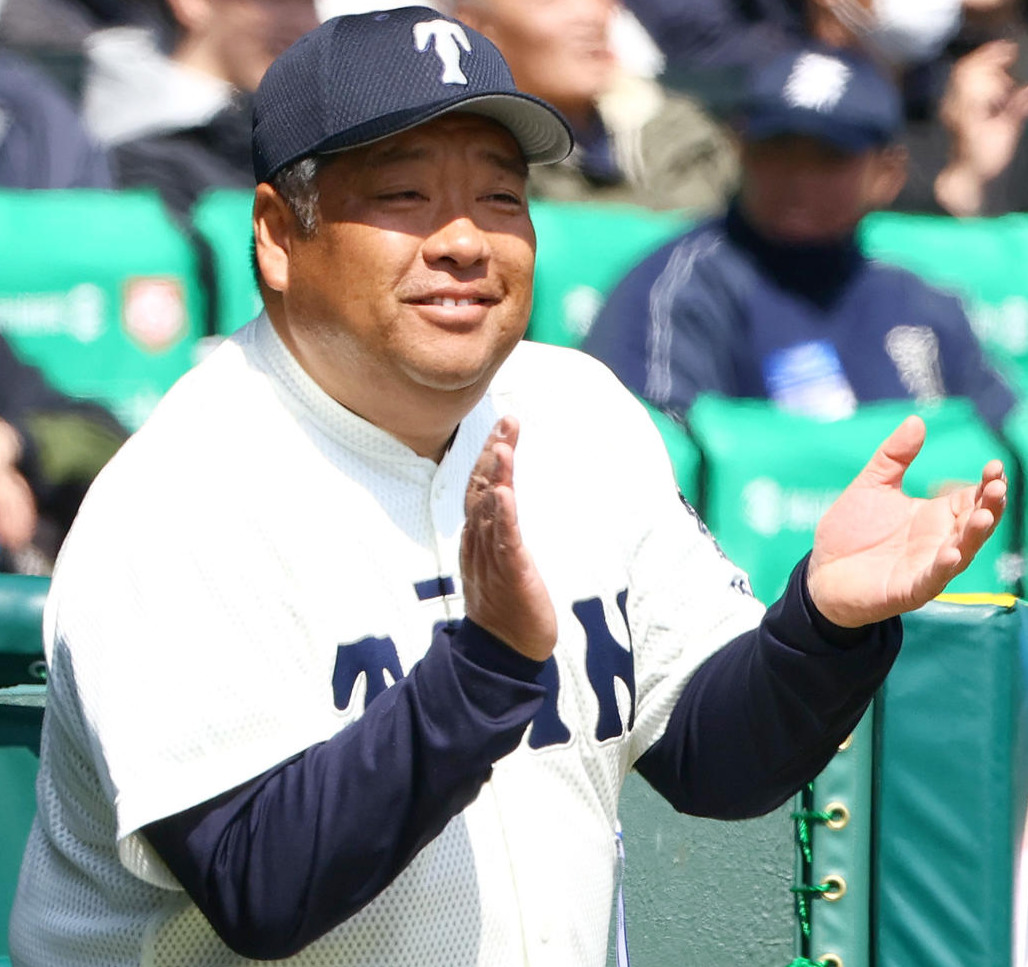 北海対大阪桐蔭　3回、ベンチ選手に拍手を送る大阪桐蔭の西谷監督（撮影・上山淳一）