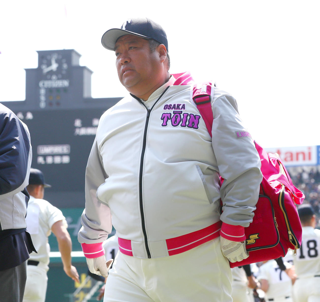 北海対大阪桐蔭　試合を前にグラウンド入りする大阪桐蔭の西谷監督（撮影・上山淳一）