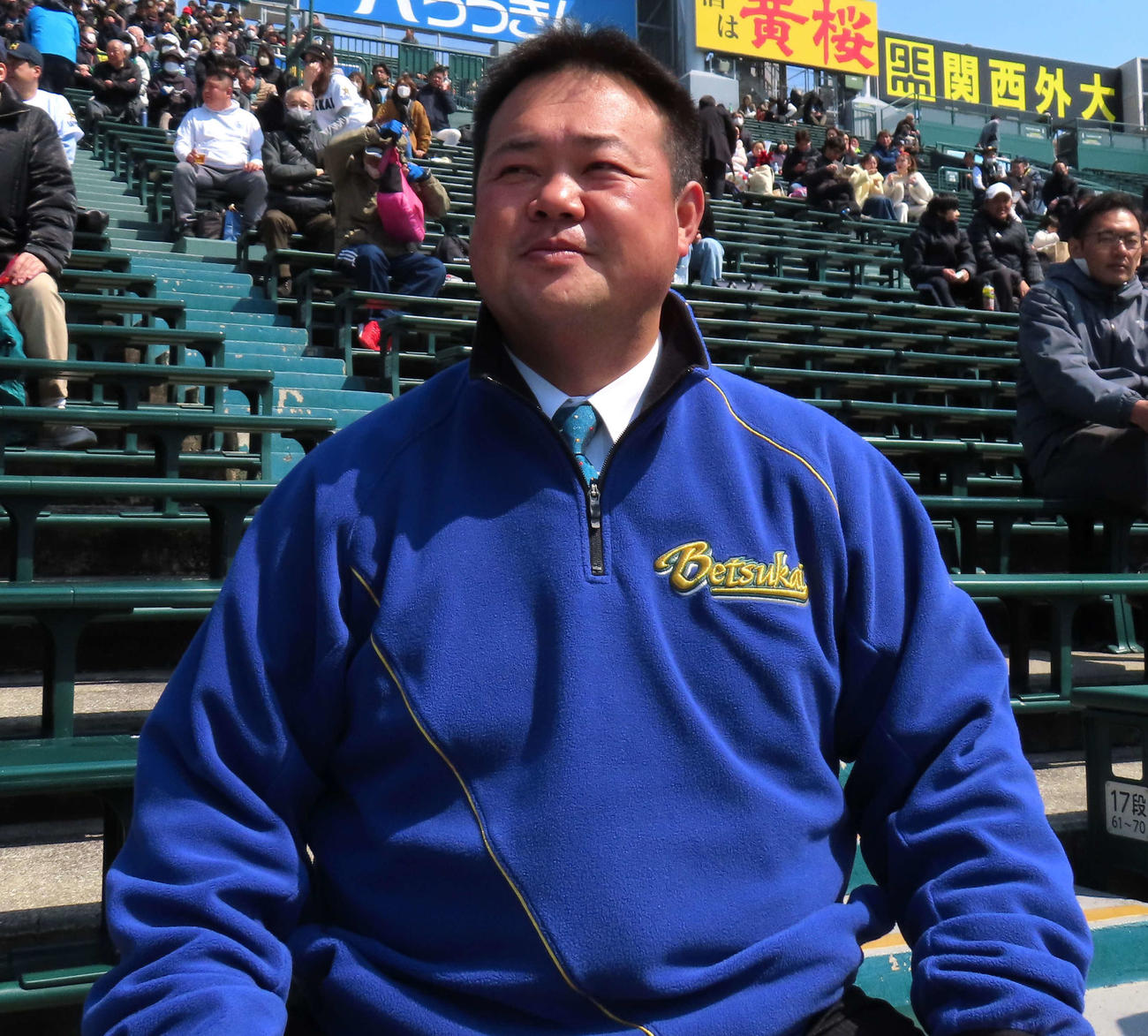 北海対大阪桐蔭　北海の応援で三塁アルプスへかけつける別海・島影監督（撮影・佐瀬百合子）