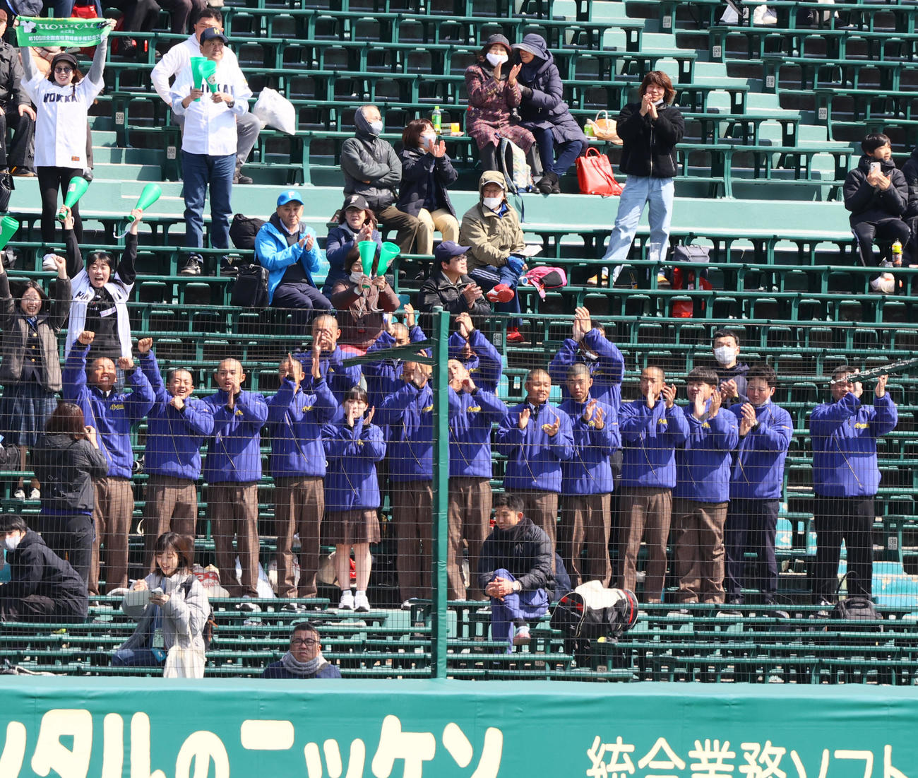 北海対大阪桐蔭　北海の応援席で応援する別海ナイン（撮影・上山淳一）