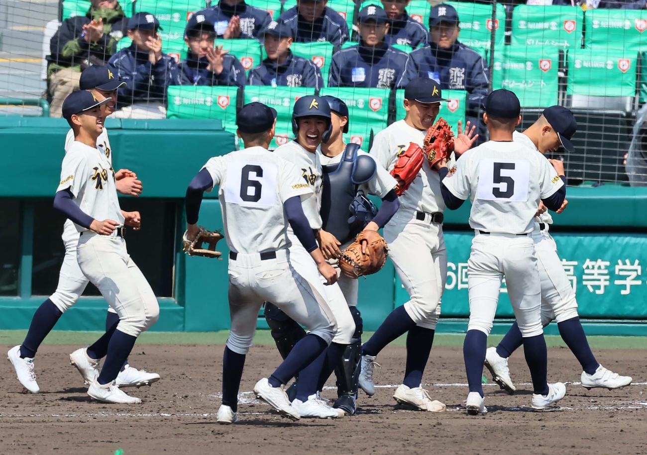 作新学院対神村学園　作新学院に勝利し笑顔を見せる神村学園ナイン（撮影・上田博志）