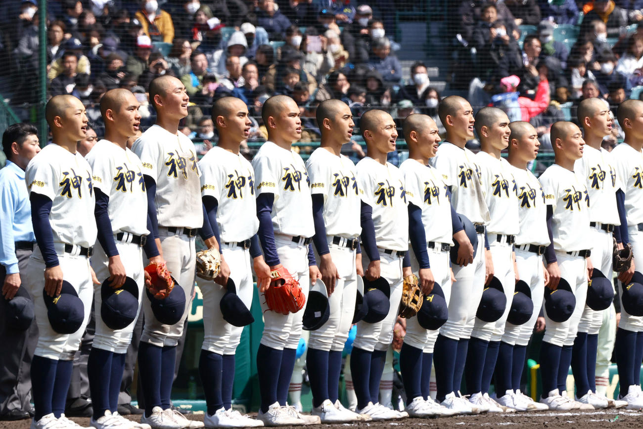 作新学院対神村学園　神村学園が作新学院に勝利し、鹿児島県勢の「甲子園100勝」を達成した（撮影・上山淳一）