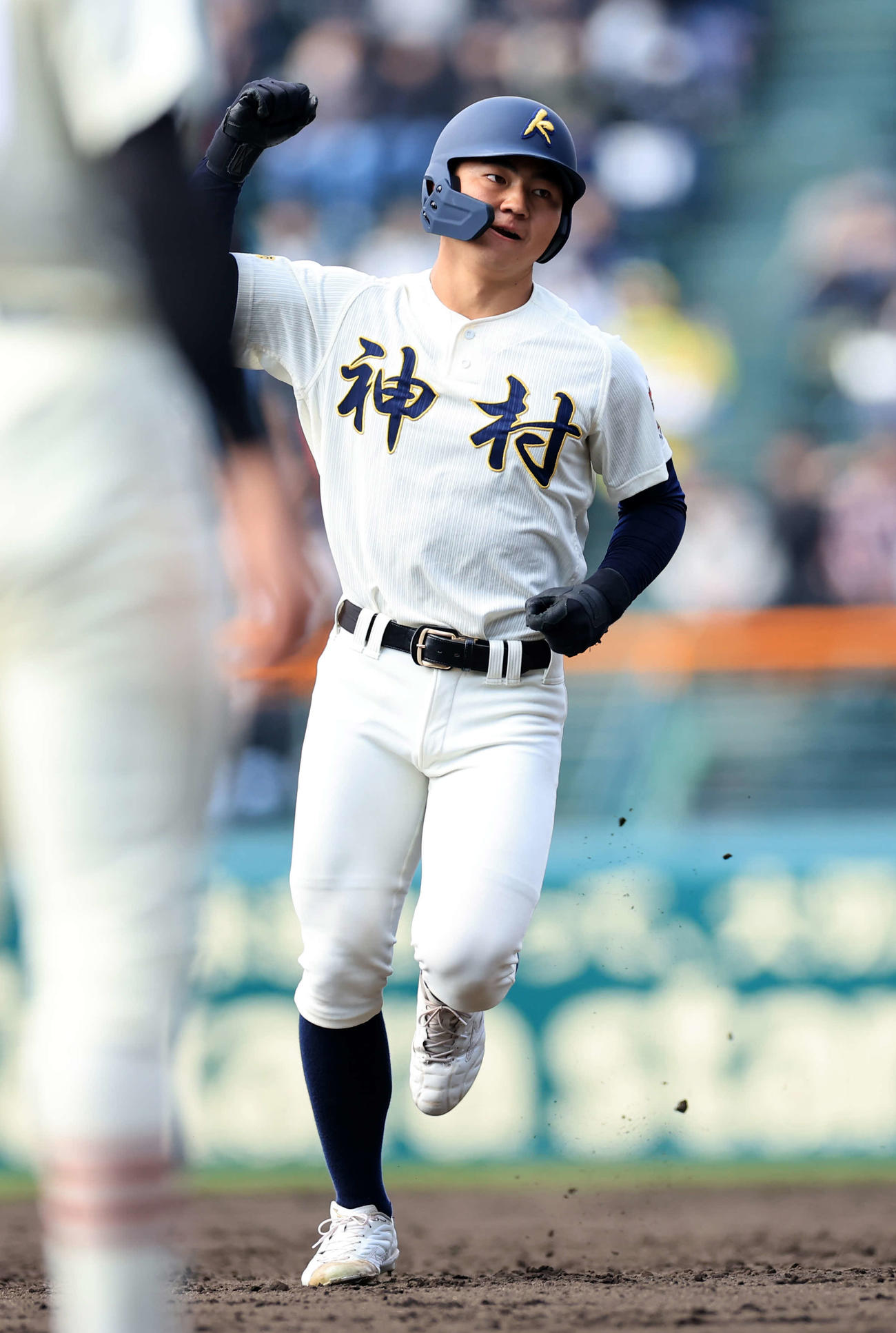 作新学院対神村学園　3回裏神村学園無死、正林は右越え本塁打を放ちガッツポーズで三塁を回る（撮影・浅見桂子）