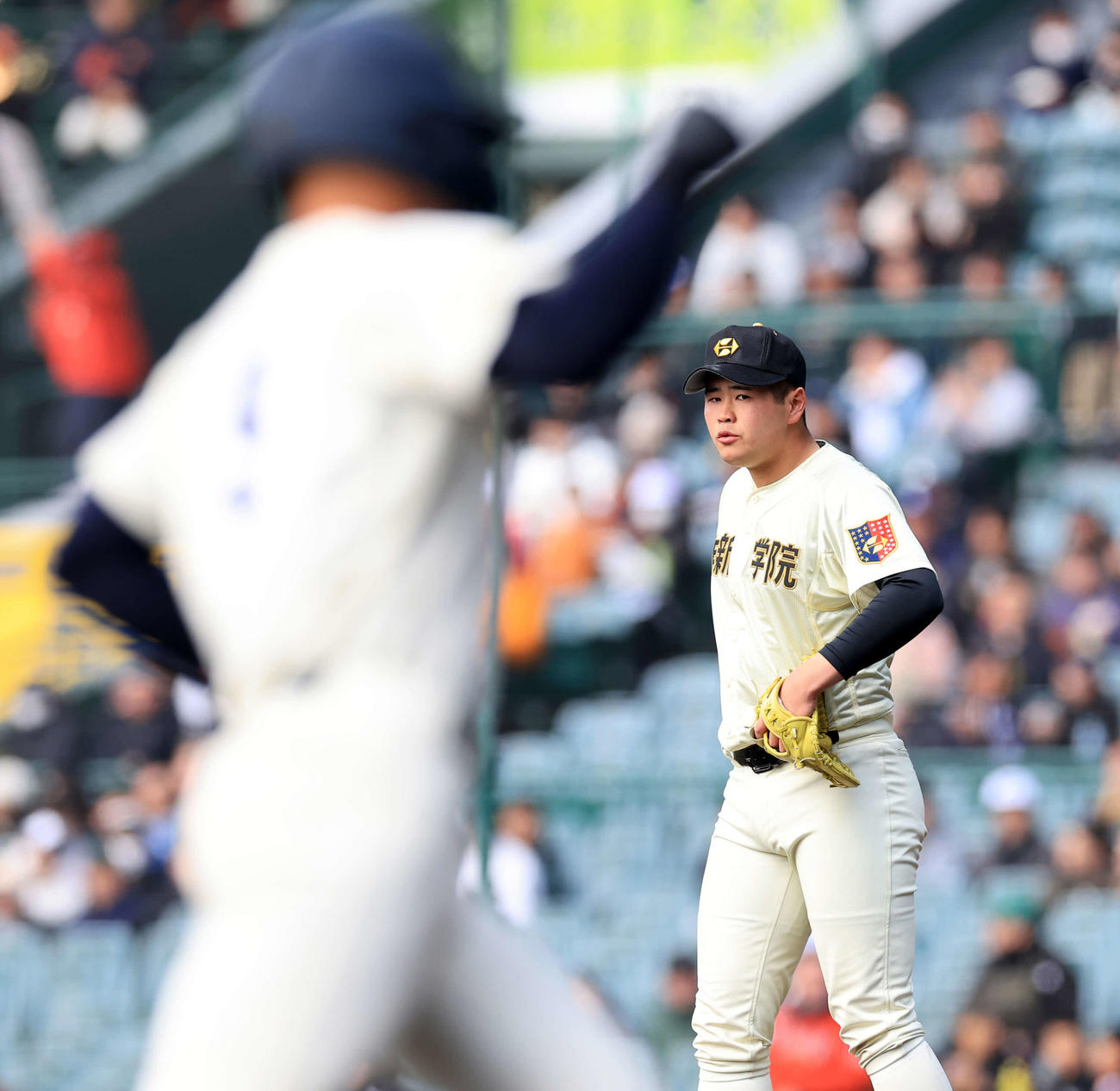 作新学院対神村学園　3回裏神村学園無死、正林（手前）に右越え本塁打を許し、悔しそうに見つめる小川哲（撮影・浅見桂子）