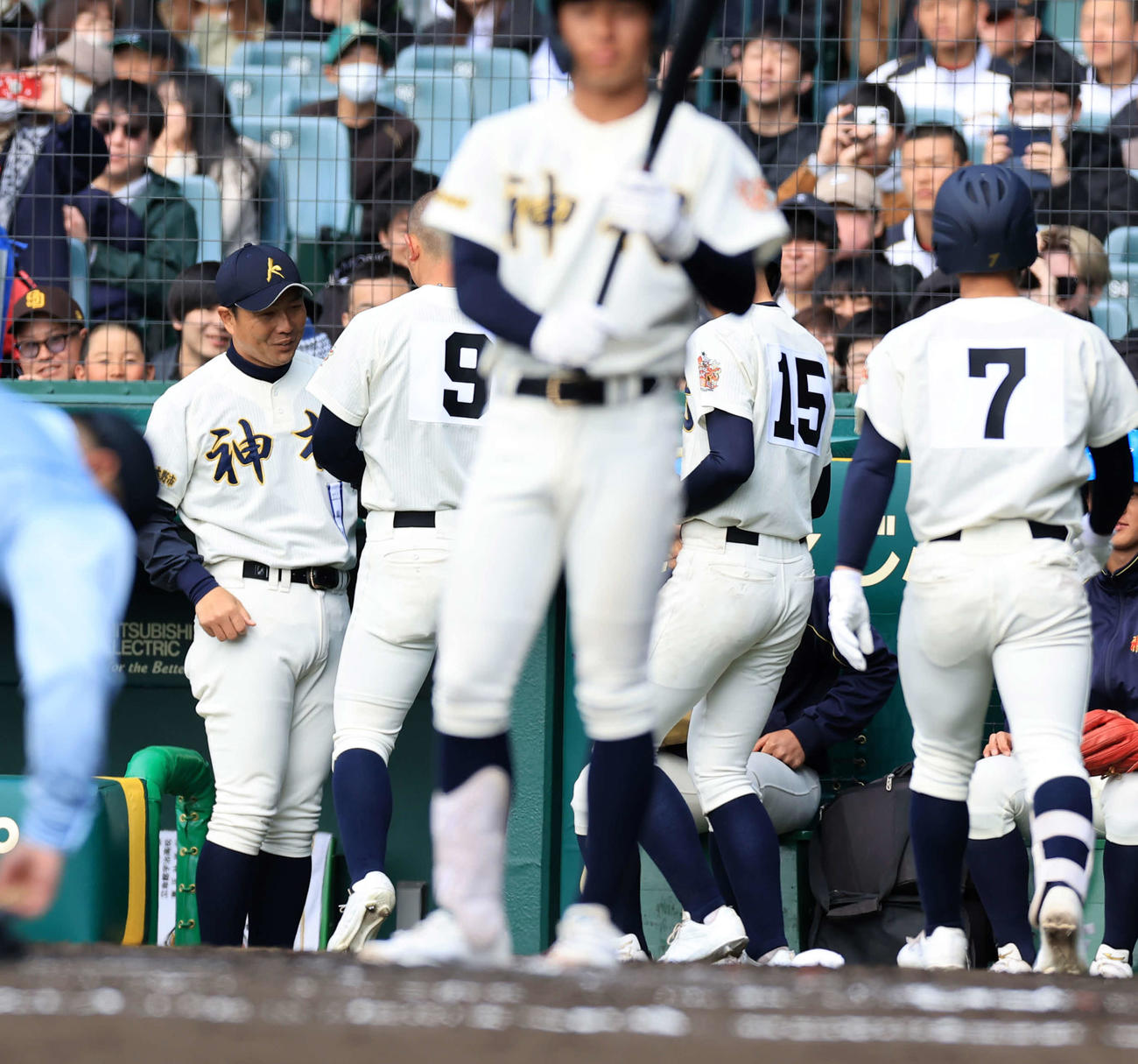 作新学院対神村学園　3回裏神村学園無死、正林（右から2人目）が右越え本塁打を放ち笑顔で迎える小田監督（左）（撮影・浅見桂子）