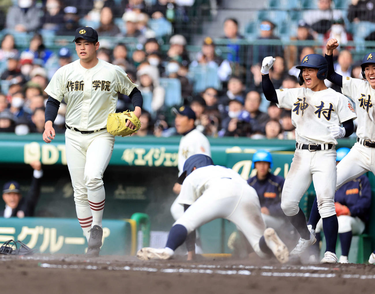作新学院対神村学園　5回裏神村学園1死満塁、川下に遊撃2点適時内野安打を許し、喜ぶ神村学園の選手の横でぼう然とした表情の小川哲（左）（撮影・浅見桂子）