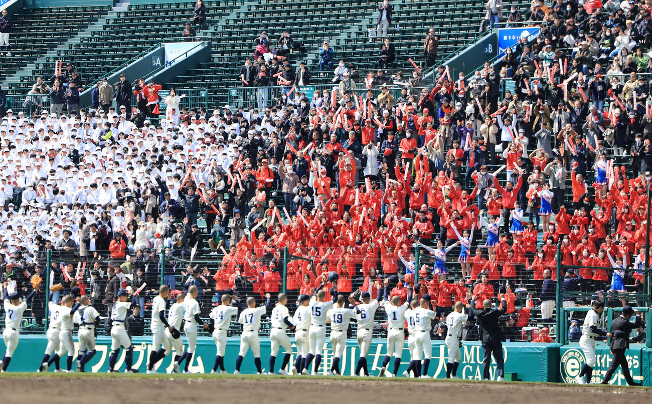 作新学院対神村学園　初戦突破し、アルプスの応援団と喜び合う神村学園の選手たち（撮影・浅見桂子）