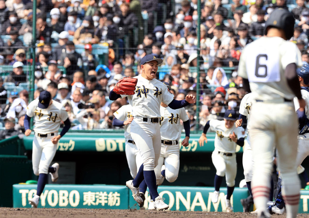 作新学院対神村学園　9回表作新学院の攻撃を抑えた今村（中央）は、雄たけびを上げて喜ぶ（撮影・浅見桂子）