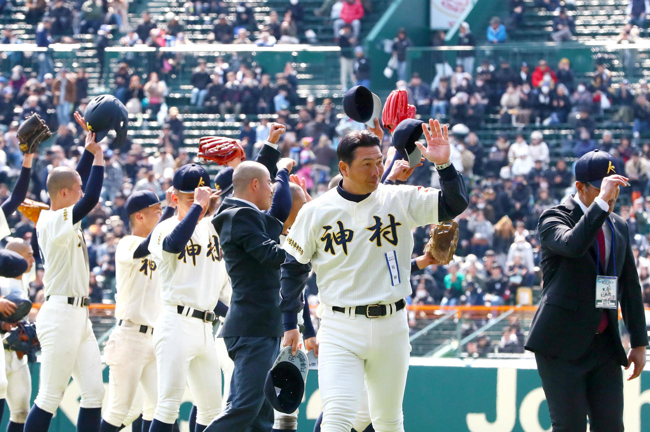 作新学院対神村学園　作新学院に勝利し、応援席へあいさつする神村学園の小田監督（手前）ら選手たち（撮影・上山淳一）