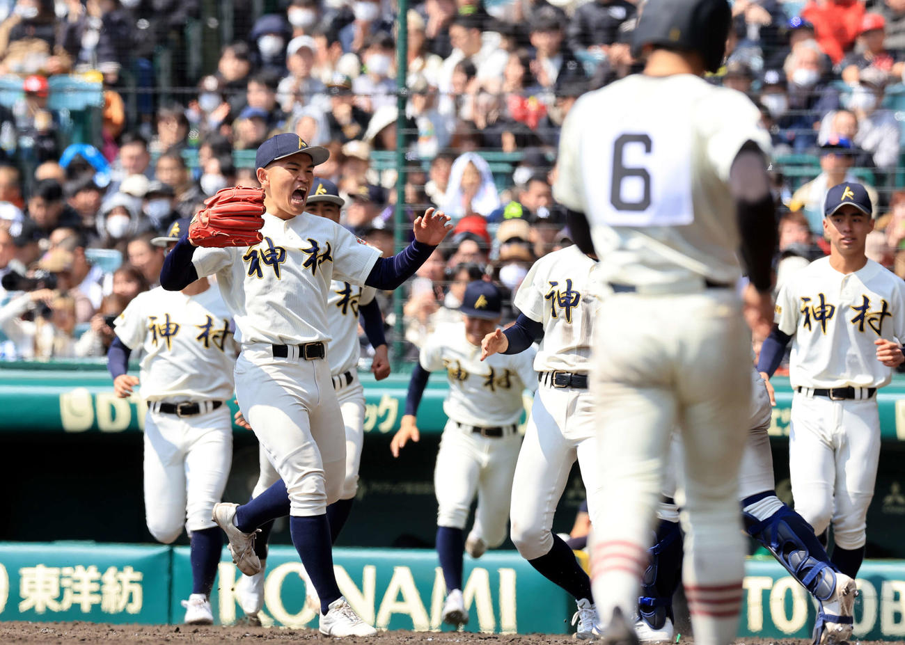 作新学院対神村学園　9回表作新学院の攻撃を抑えた今村（左）は、雄たけびを上げて喜ぶ（撮影・浅見桂子）