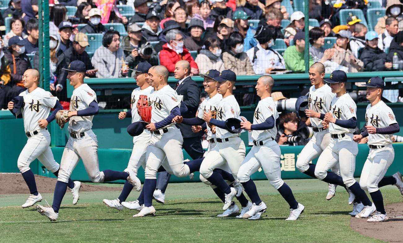 作新学院対神村学園　作新学院に勝利した神村学園ナインはアルプス応援団席へ笑顔で駆けだす（撮影・上田博志）