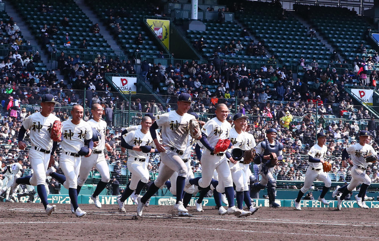作新学院対神村学園　神村学園が作新学院に勝利し、鹿児島県勢の「甲子園100勝」を達成した（撮影・上山淳一）