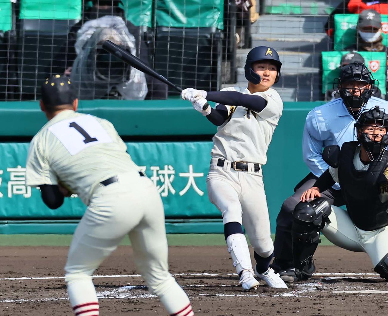 作新学院対神村学園　2回裏作新学院2死一、三塁、増田は先制適時二塁打を放つ（撮影・上田博志）