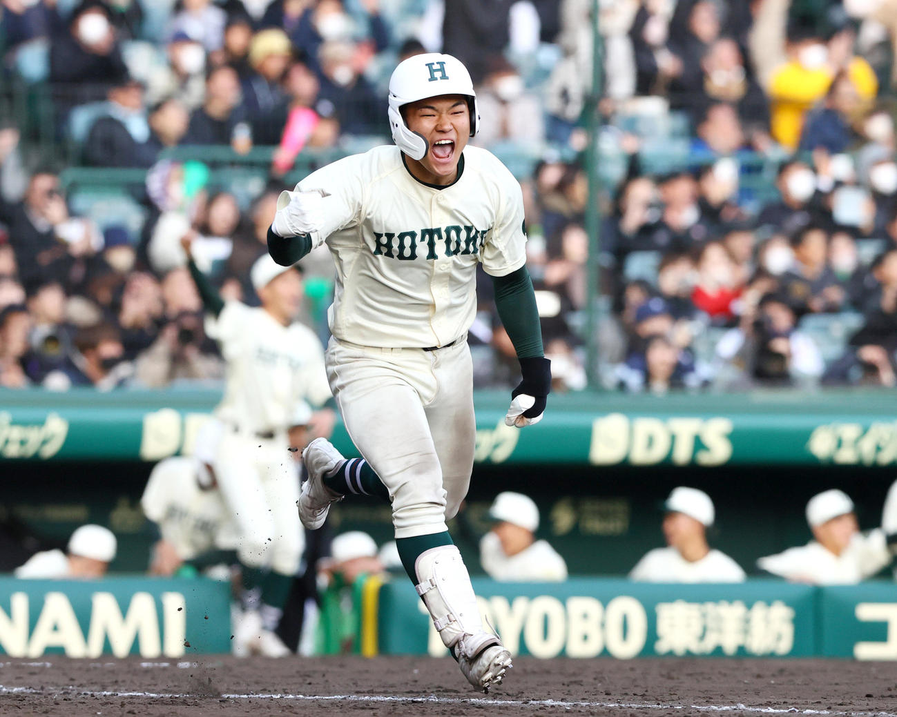 愛工大名電対報徳学園　タイブレーク10回裏報徳学園無死満塁、斎藤はサヨナラ中前適時打を放い歓喜する（撮影・上山淳一）