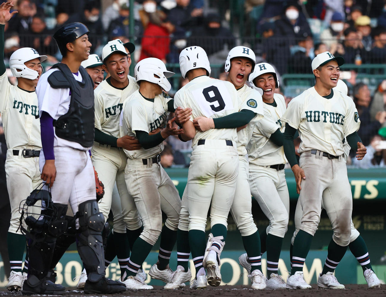 愛工大名電対報徳学園　タイブレーク10回裏報徳学園無死満塁、斎藤のサヨナラ中前適時打で勝利し歓喜する報徳学園の選手ら（撮影・上山淳一）