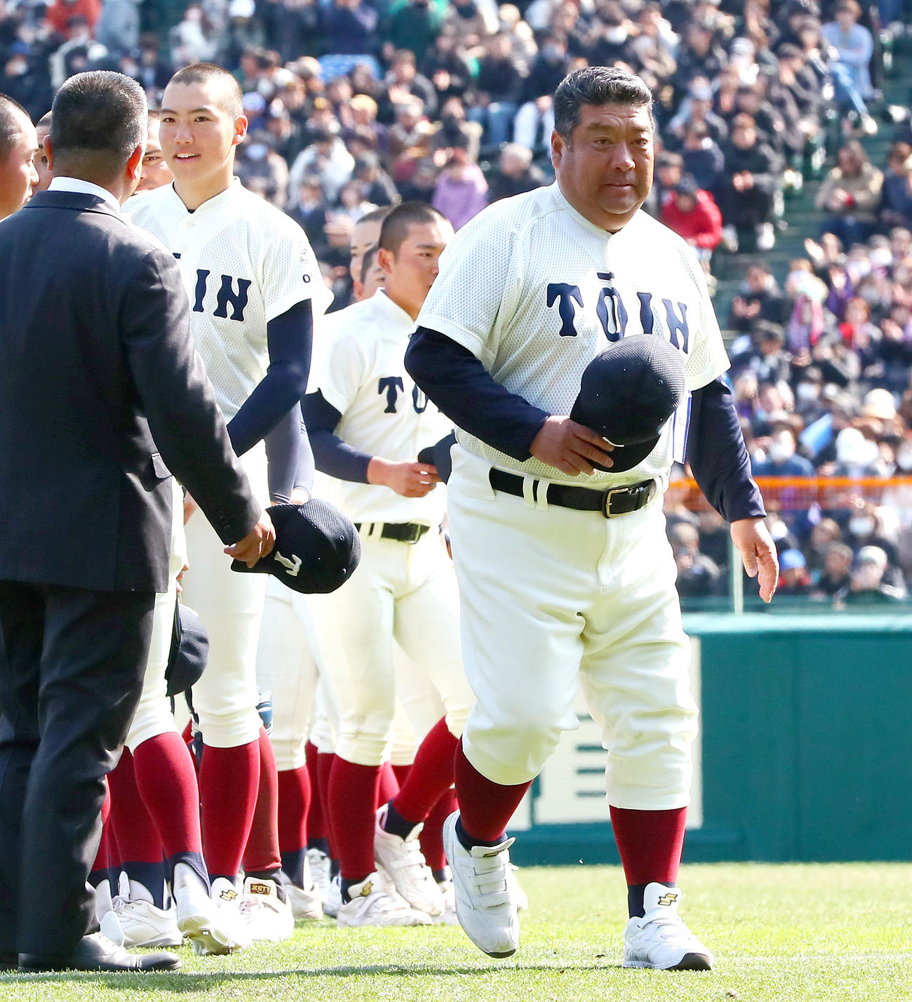 北海対大阪桐蔭　北海に勝利した大阪桐蔭の西谷監督（右）は応援席へあいさつする（撮影・上山淳一）