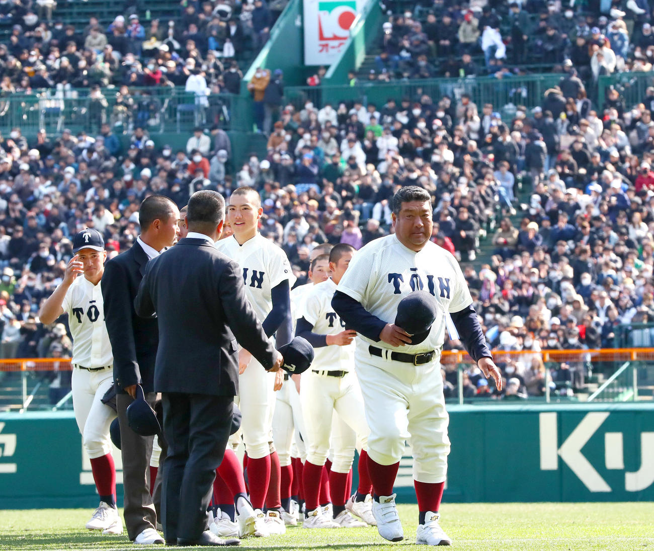 北海対大阪桐蔭　北海に勝利した大阪桐蔭の西谷監督（右）は応援席へあいさつする（撮影・上山淳一）