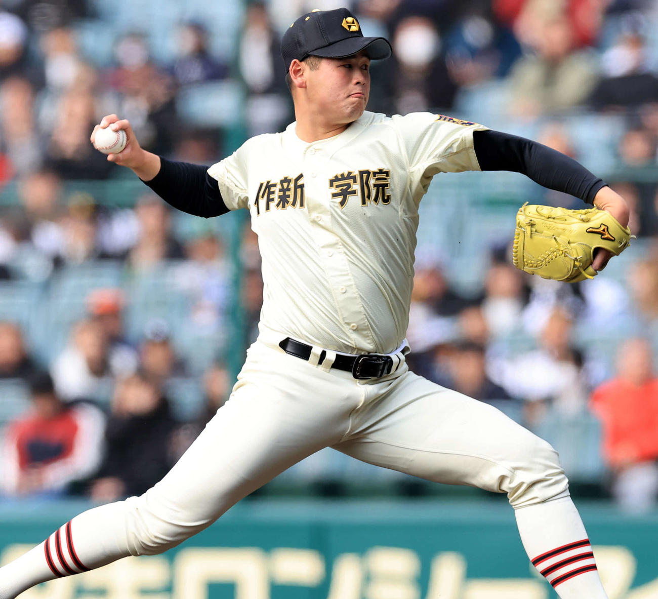 作新学院対神村学園　力投する作新学院・小川哲（撮影・浅見桂子）